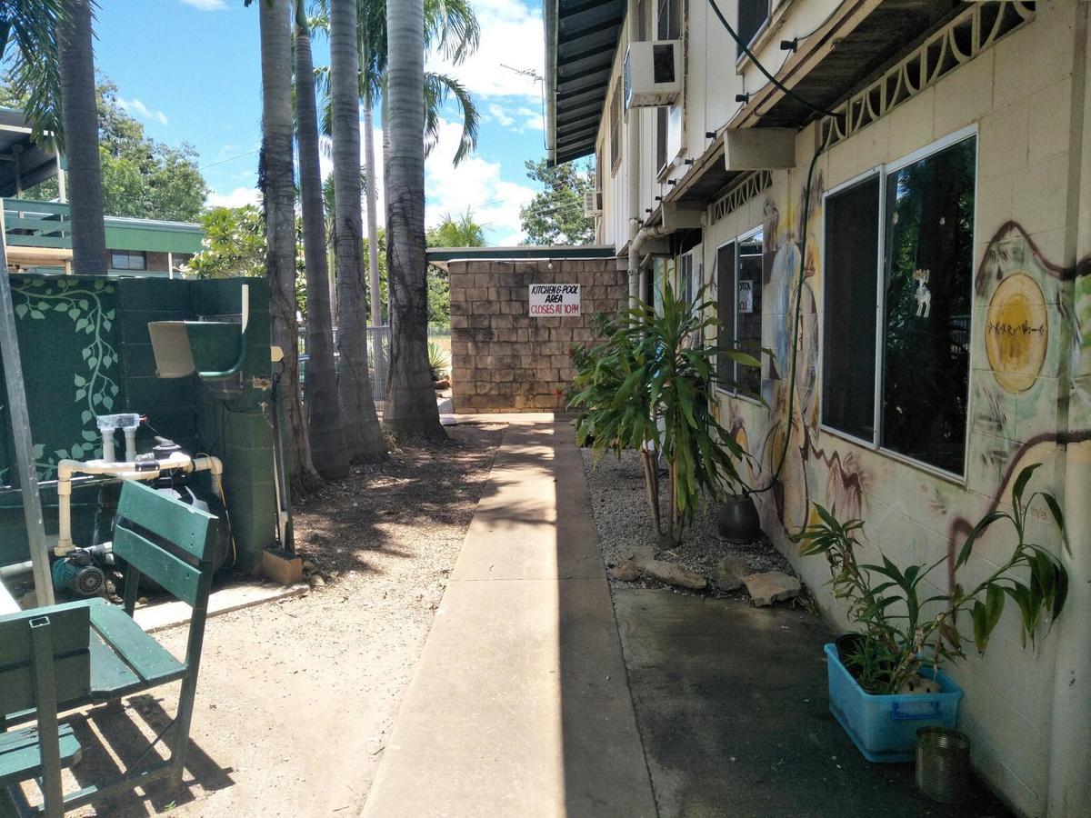 Palm Court Backpackers Hostel Katherine Exterior photo